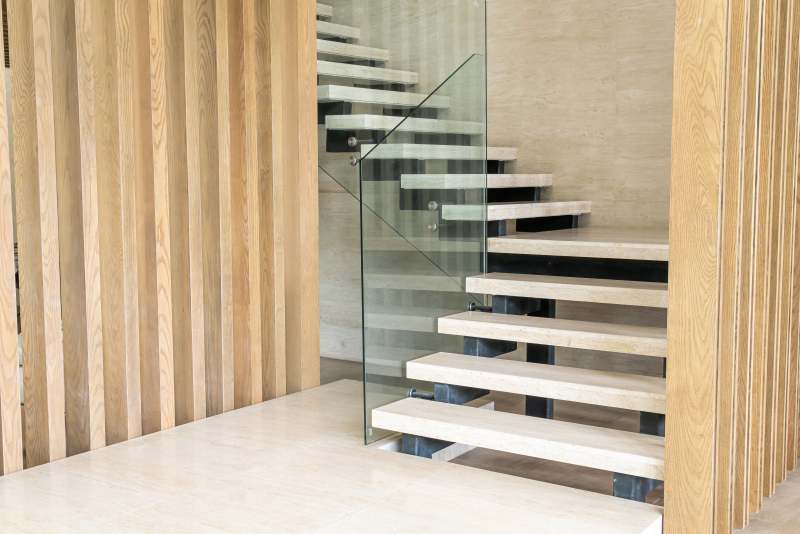 Nowoczesne aranżacje schodów azurowych w pomieszczeniach mieszkalnych