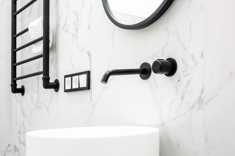 12 pomysłów na nowoczesne, białe aranżacje łazienek do zobaczenia