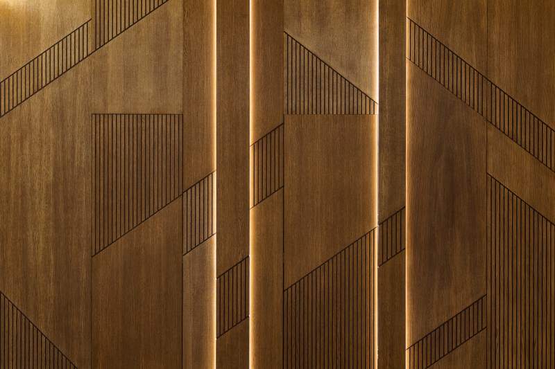 Eleganckie i nowoczesne wykończenie ścian – panele ścienne z drewna o ryflowanym pionowym wzorze